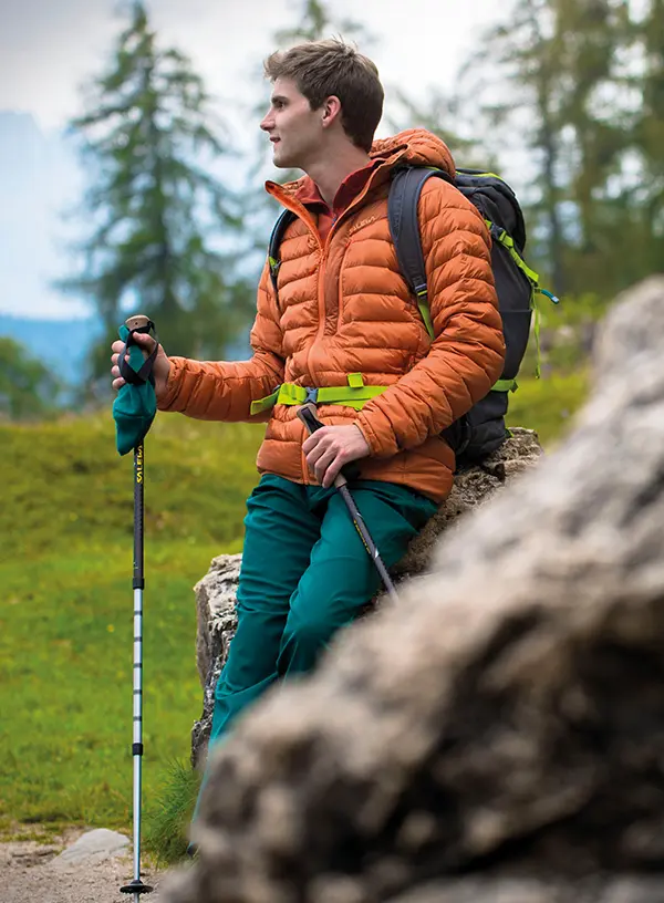 Turist în geacă de puf