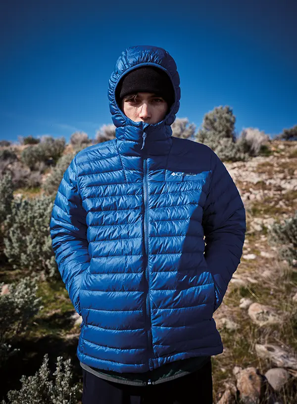 Bărbat în geacă de puf.