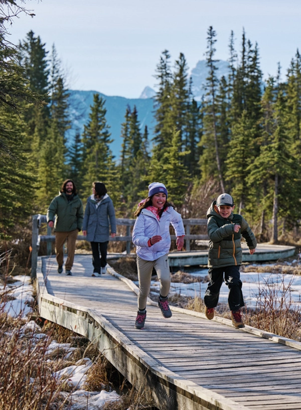 Copii într‑un decor montan
