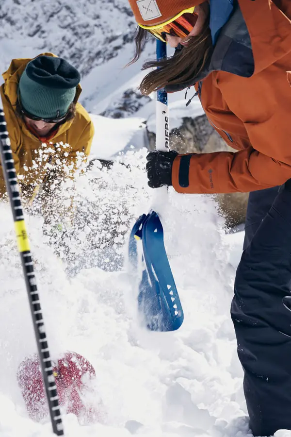 Echipamentul de bază pentru avalanșă necesită un antrenament constant, pentru a putea acționa rapid și eficient la nevoie.