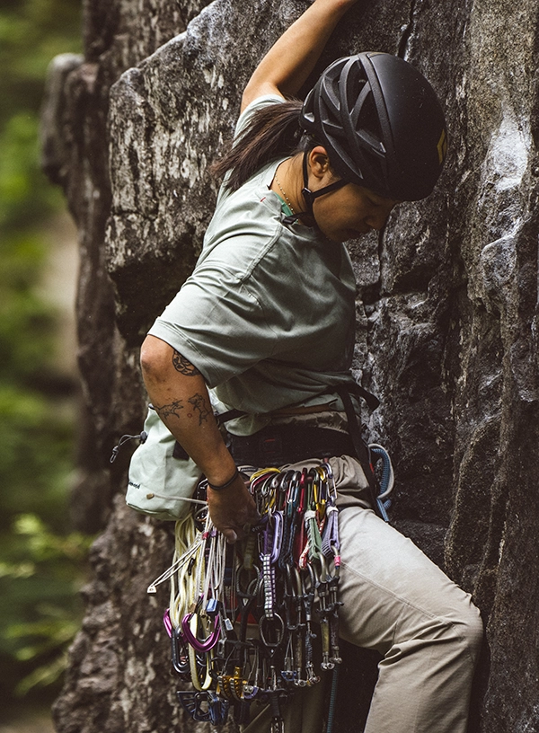 Cățărător în timpul parcurgerii unui traseu de escaladă.