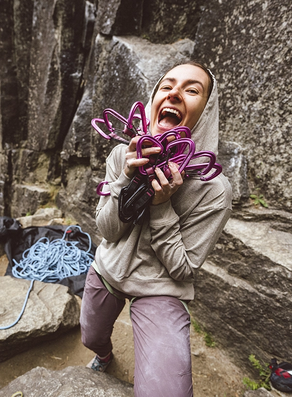 Cățărător cu un set de bucle expres de escaladă.
