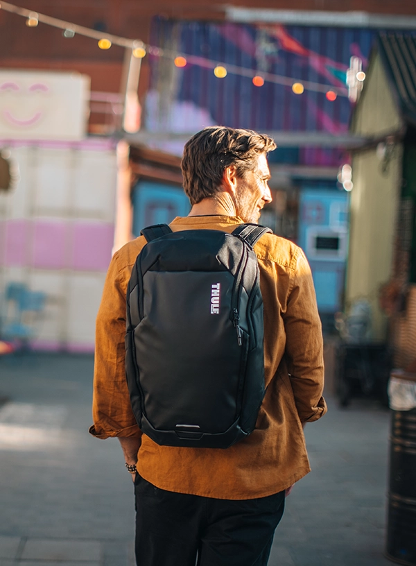 Bărbat cu un rucsac urban pentru laptop pe spate.