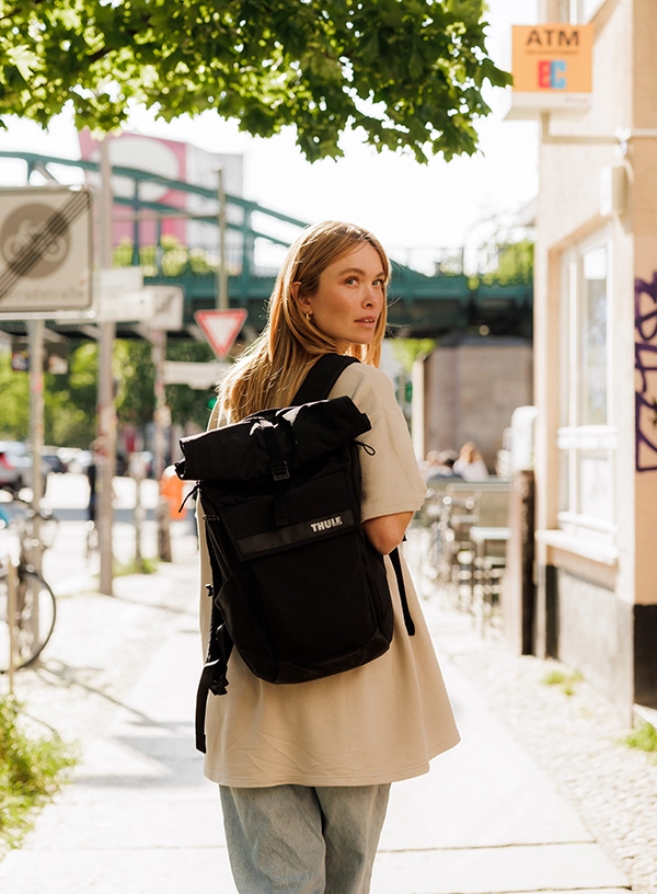 Femeie în oraș cu rucsac.