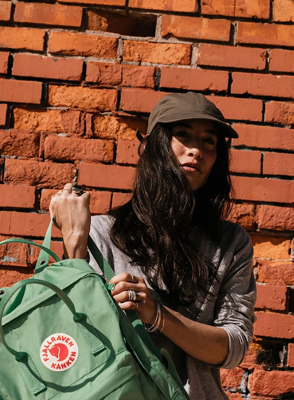 Femeie cu rucsac Kanken.