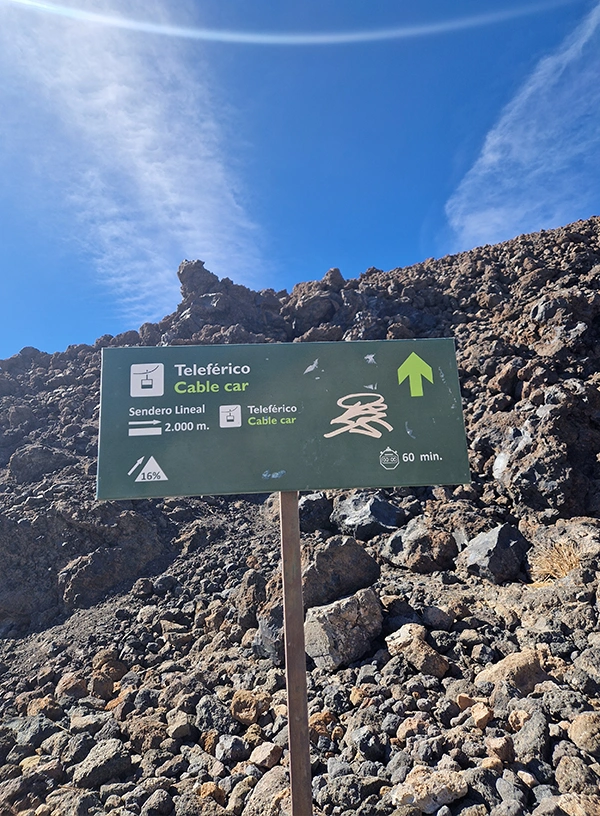 Indicator spre telecabina pe Teide