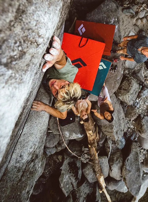 Bouldering - bărbat care se cațără
