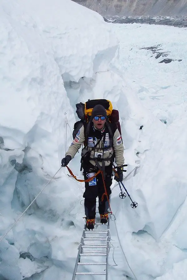 trecerea pe o scară peste o crevasă de gheață este ceva obișnuit într-o expediție în Himalaya