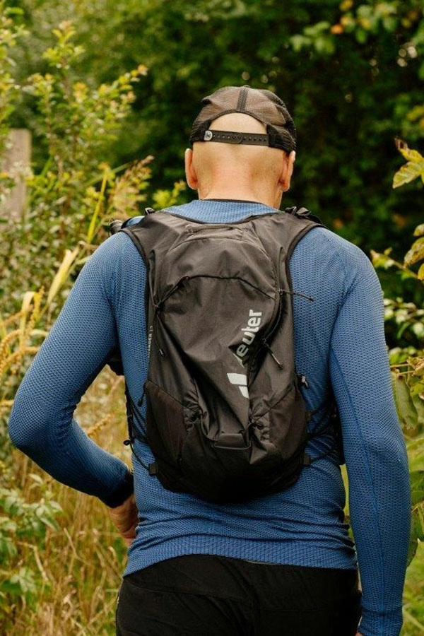 Un rucsac ușor de alergare este o alegere excelentă pentru o ieșire de o zi la munte.