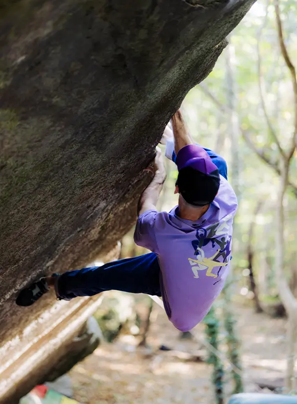 Bouldering - cățărător în timpul rezolvării unei probleme de bouldering.