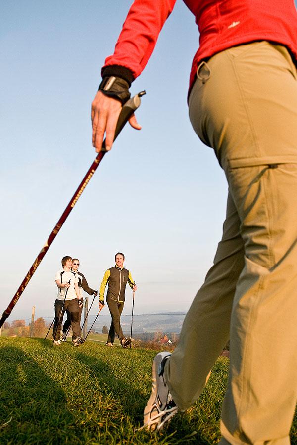Traseele de nordic walking, o modalitate de a îmbina activitatea fizică și explorarea împrejurimilor.