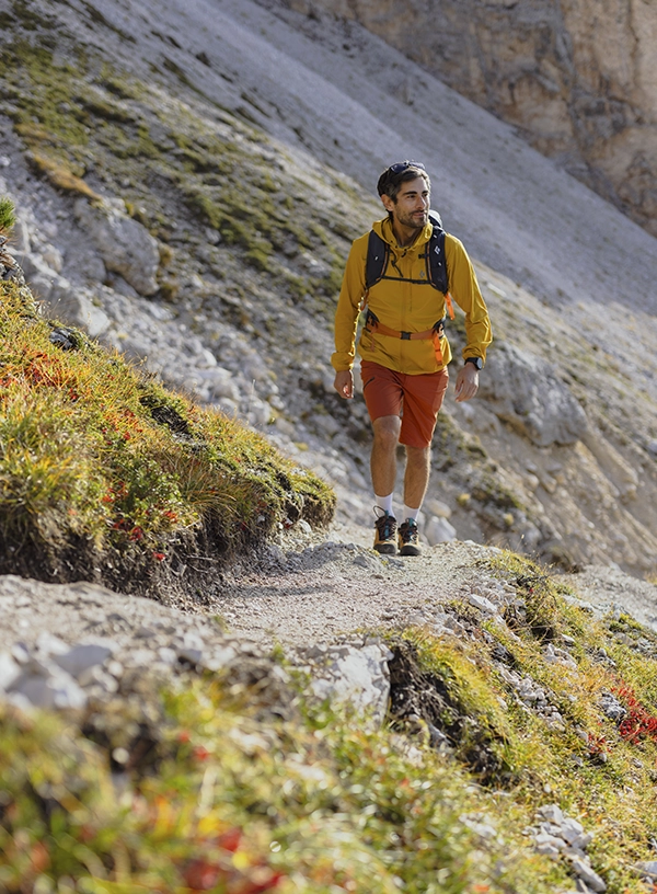 Bărbat pe potecă montană, în softshell galben