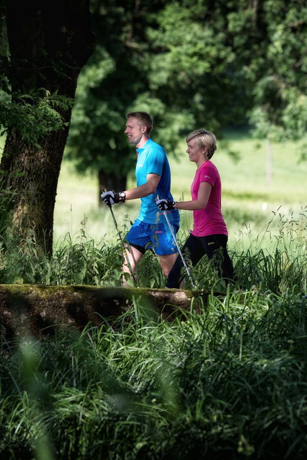 Nordic walking este un sport clasic de dezvoltare generală