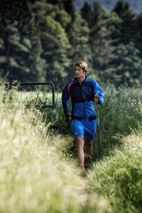 Nordic walking provine din Finlanda și a cucerit întreaga lume în doar câțiva ani.