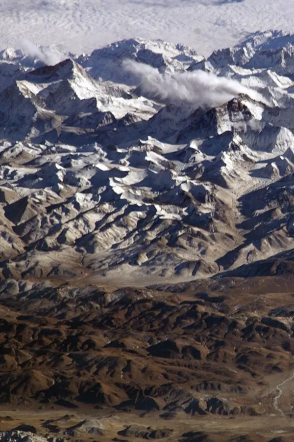 Himalaya văzuți de pe Stația Spațială Internațională – Makalu în stânga, Everest, Lhotse și Nuptse în dreapta