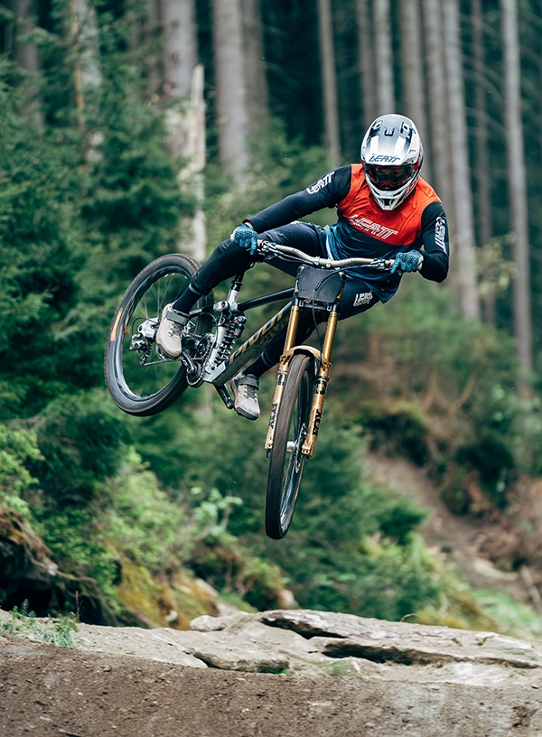 Ciclist pe traseu enduro.