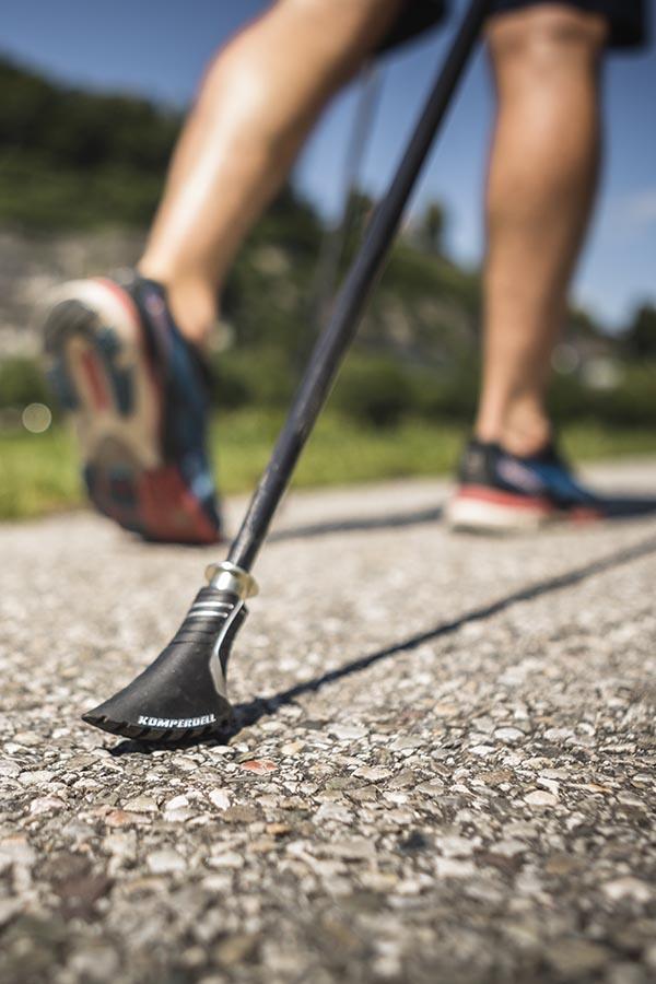 Bețele de nordic walking cu vârfuri profilate și moi din cauciuc se potrivesc pe suprafețe dure.