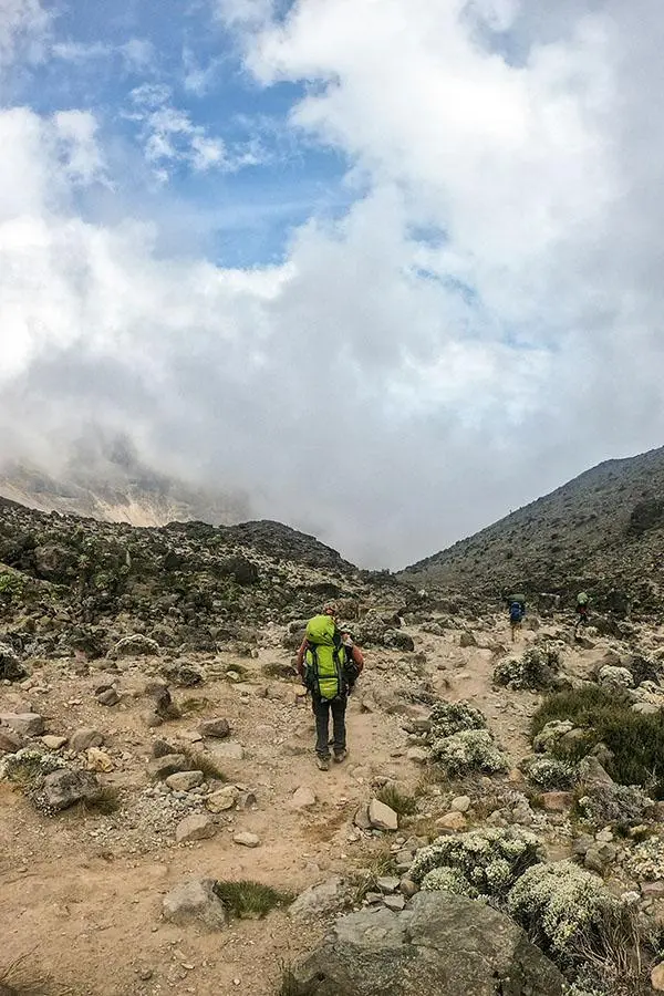 Autoritățile din Tanzania îngreunează ascensiunea independentă pe Kilimanjaro, obligând, de exemplu, la angajarea unui ghid.