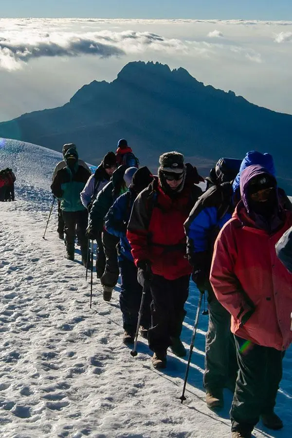 Ghizii repetă mereu să mergi încet. Chiar sub vârful Kilimanjaro, altitudinea îi încetinește eficient pe toți.