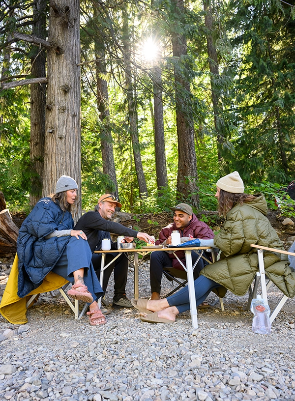 Turiști la o masă de camping