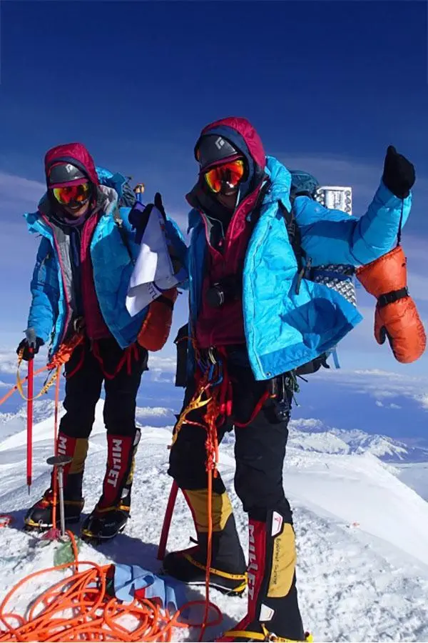 Vreme capricioasă pe Denali, doar 30% dintre alpiniști ajung uneori să facă o astfel de fotografie pe vârf