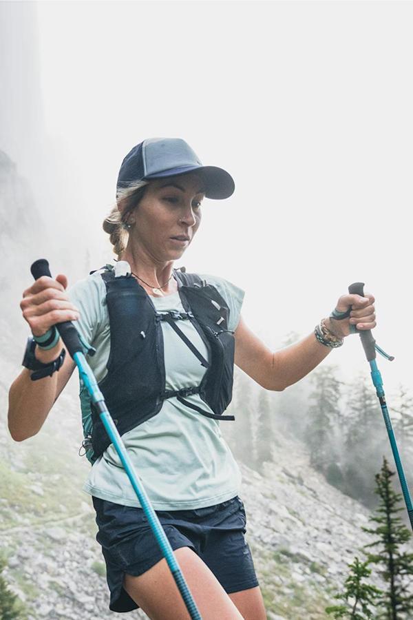 Merită să iei bețe de trekking, pentru că te ajută să te deplasezi mai sigur și mai repede vara în munți.