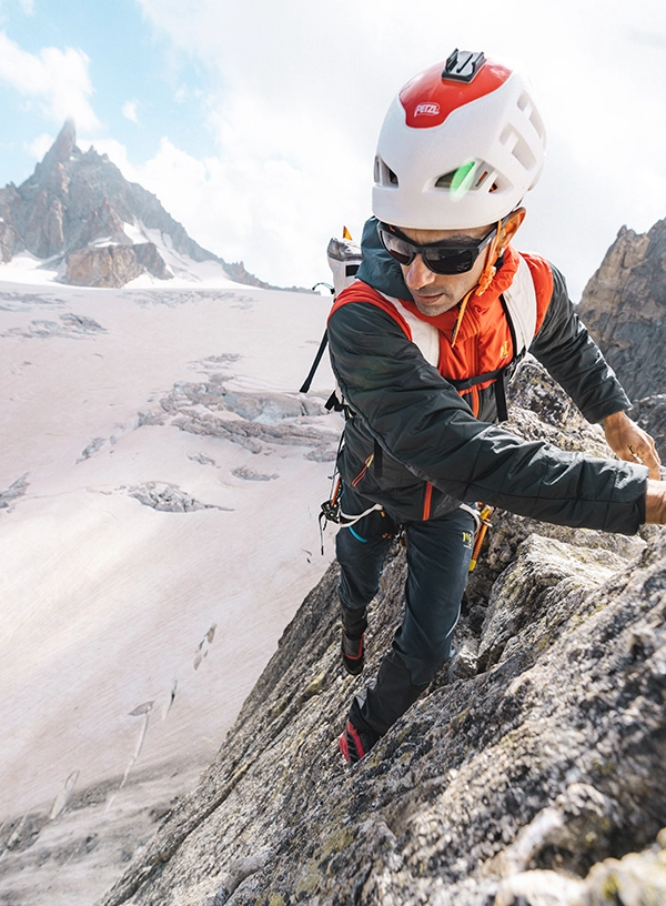 Alpinist în teren montan