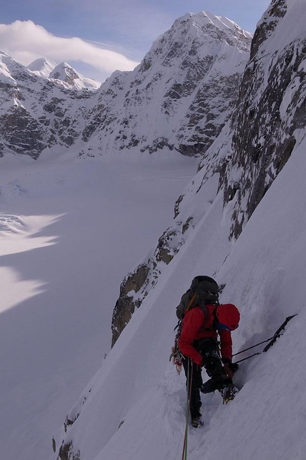 Dificultățile de pe Denali sunt comparabile cu cele himalayene. Atingerea vârfului cere experiență, abilități și rezistență la condițiile aspre.
