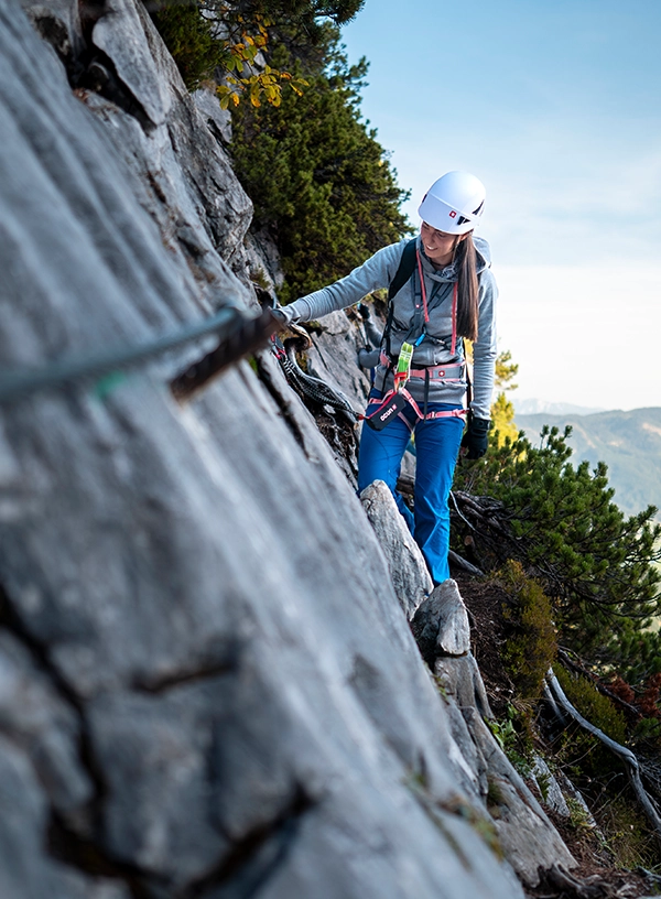 Femeie pe via ferrata.