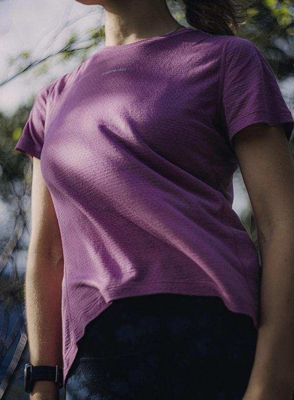 Femeie în tricou din lână merino marca Icebreaker