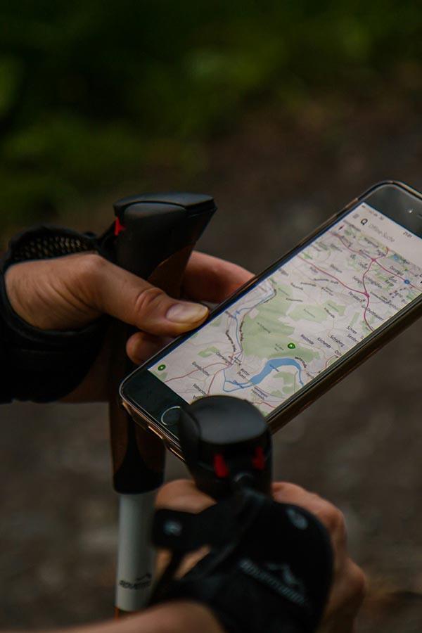 Vara sau iarna, merită să iei la munte o hartă pe hârtie, ca alternativă la smartphone.