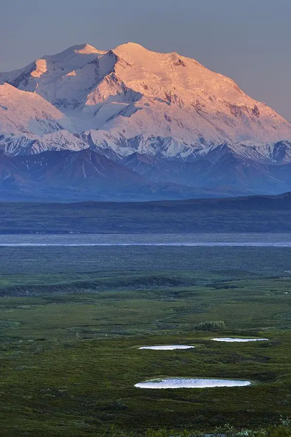 Altitudinea Denali ar putea sugera că este un vârf nu foarte dificil, dar realitatea este exact opusă. În Coroana Pământului, doar Everestul este considerat o provocare mai serioasă.