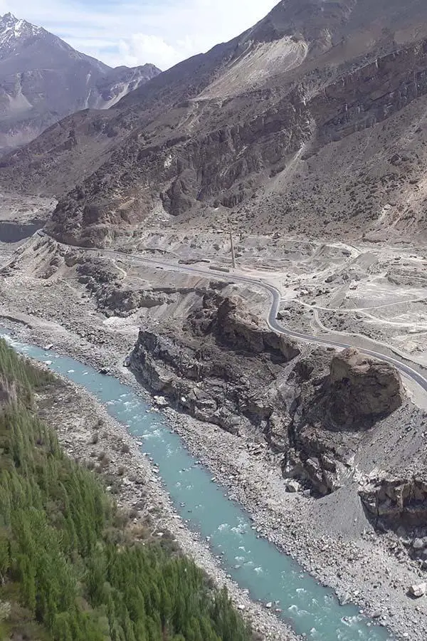 Karakoram Highway nu mai este o potecă îngustă care șerpuiește pe versanții vârfurilor din Karakorum, ci câteva sute de kilometri de asfalt excelent.