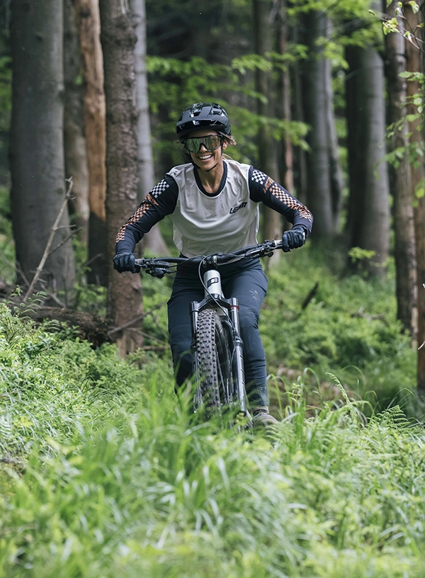 Femeie pe bicicletă MTB