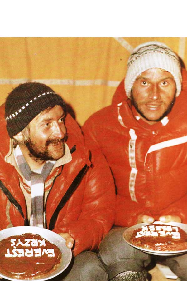 Leszek Cichy și Krzysztof Wielicki în tabără după cucerirea Mount Everestului iarna.