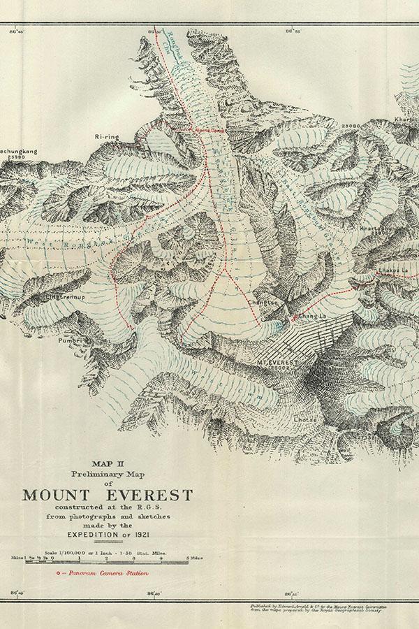 Hartă a zonei din jurul muntelui Everest, realizată după expediția din 1921. Altitudinea celui mai înalt munte din lume indicată pe hartă este de 29.002 picioare – rezultatul măsurătorilor și calculelor de la mijlocul secolului al XIX-lea. 