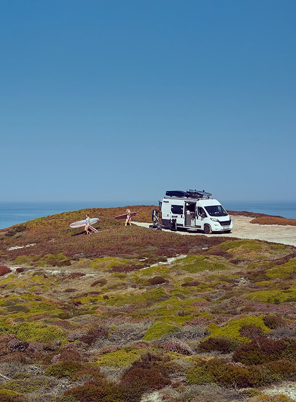 Vedere spre camper pe coastă.