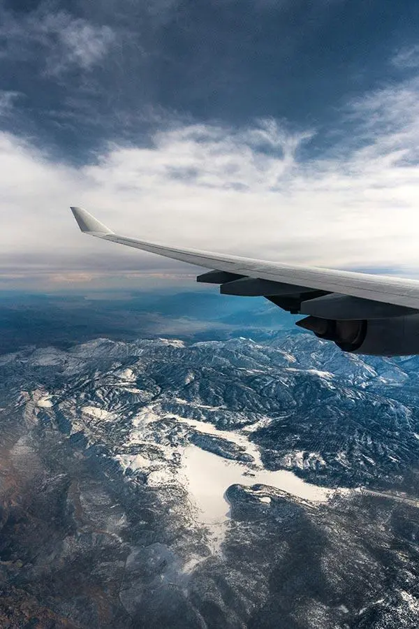 Tot mai des, ieșirile outdoor încep cu o călătorie cu avionul. Nu este ușor să împachetezi valiza astfel încât să te încadrezi în limitele impuse de greutate și dimensiune ale bagajului.