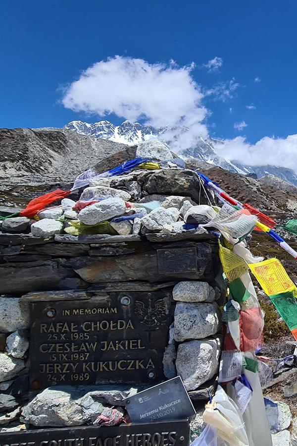 Chorten dedicat alpiniștilor himalayeni polonezi, în apropierea satului Chukung.