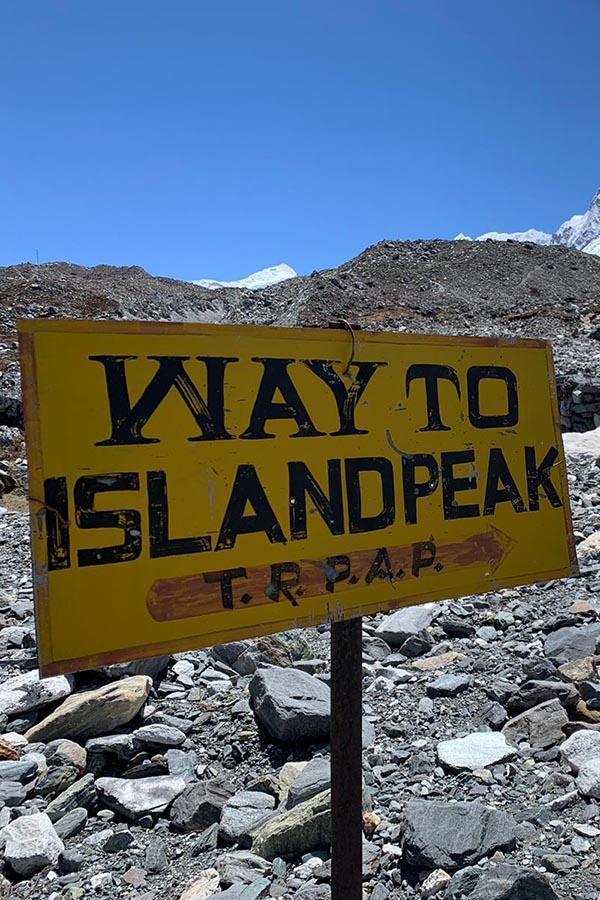 Indicatoare de acest fel nu sunt multe pe traseul spre Island Peak, dar e bine să ai certitudinea că mergi pe drumul corect.