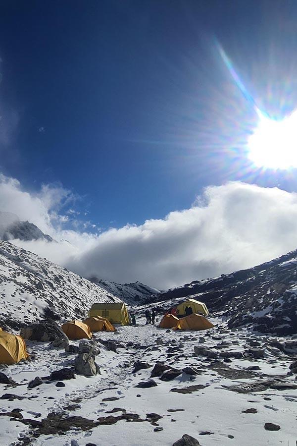 Tabăra de bază de sub Island Peak nu arată la fel de impunător ca EBC, dar oferă tot ce este necesar.