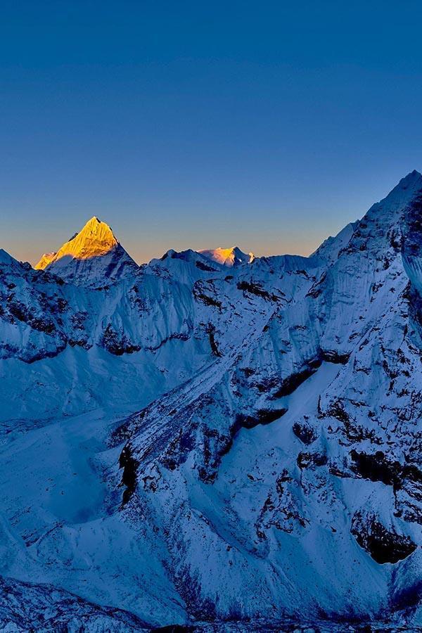 Island Peak în lumina răsăritului