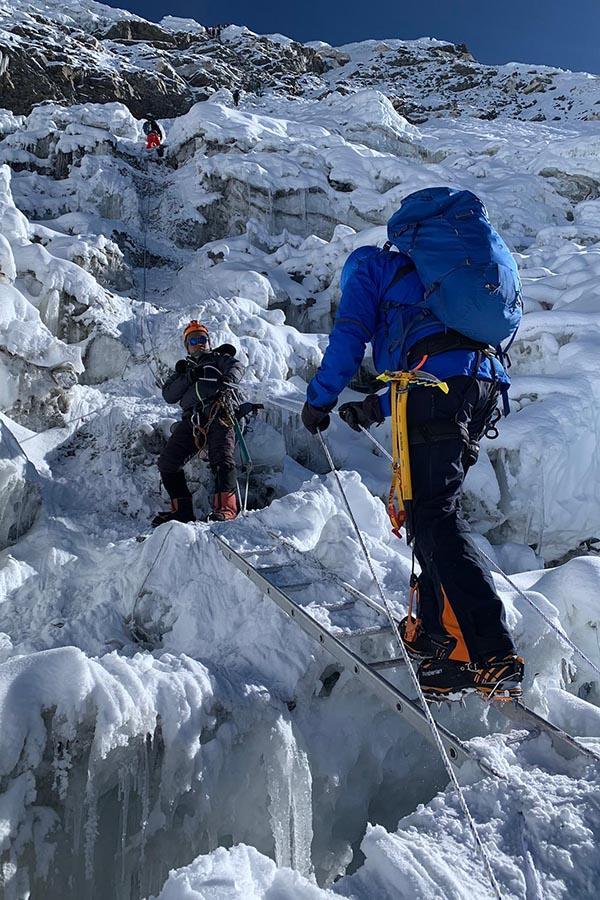 Traversarea unei scări de aluminiu pe drumul spre Island Peak, cu colțari, aduce mereu o doză plăcută de adrenalină.