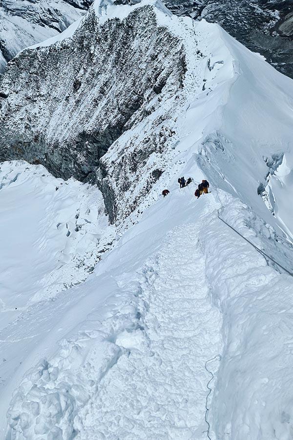 Pe creasta finală a vârfului Island Peak.