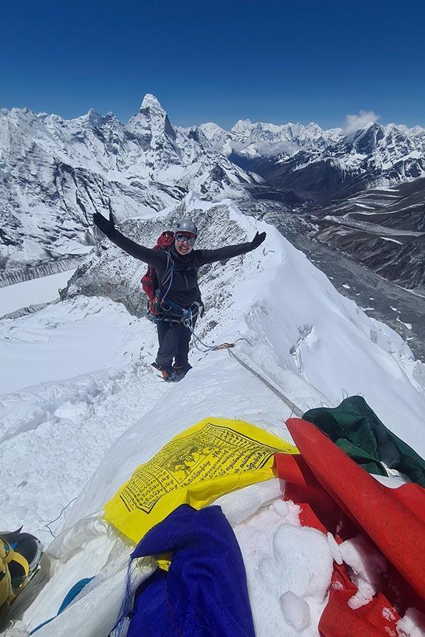 Steaguri de rugăciune pe vârful Island Peak, ca pe aproape orice vârf din Nepal