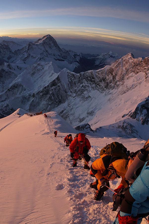 Alpiniști deasupra așa-numitului Balcon, pe ruta normală. 