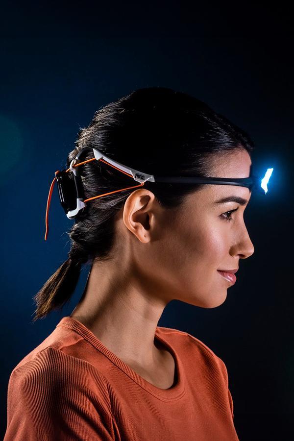 Lanterna frontală Petzl Iko are un sistem de fixare destul de neobișnuit, dar foarte apreciat de utilizatori.