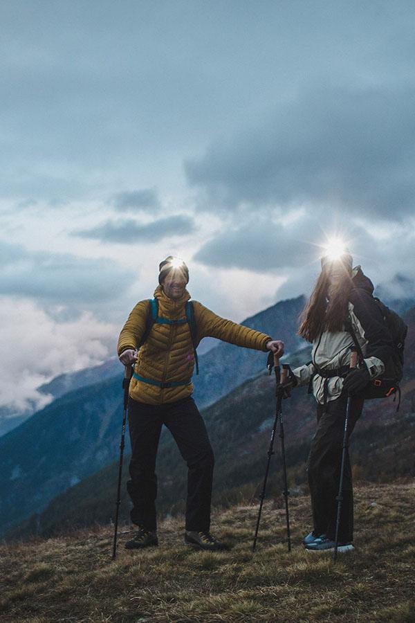 Lanternă frontală, echipament esențial în turele montane