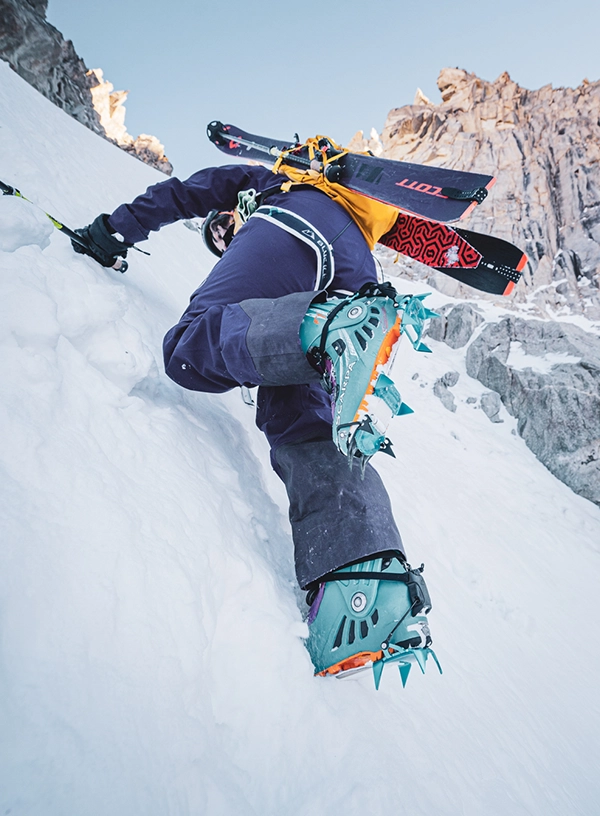 Schi-alpinist pe un urcuș de iarnă.