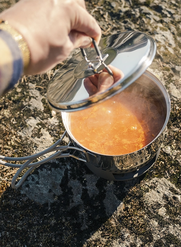 Prânz într-o oală de camping.